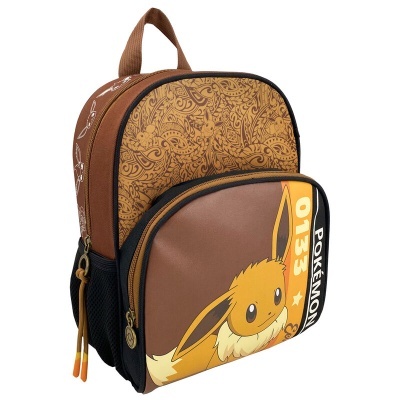 Mochila pequena castanha e preta com estampa Pokémon Eevee e texto