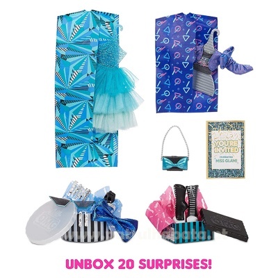 Conjunto de brinquedo de moda com vestido azul e acessórios em embalagem colorida