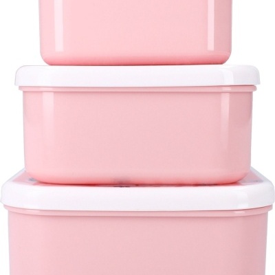 Conjunto de três caixas de plástico rosa com tampas brancas empilhadas