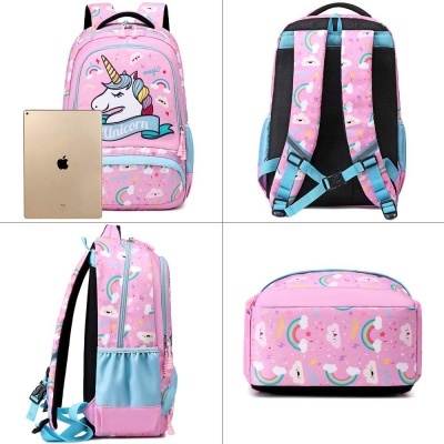 Mochila infantil rosa com estampa de unicórnios, arco-íris e nuvens, vista de frente, trás, lateral e base.