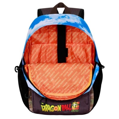 Mochila aberta com padrão de céu azul, interior laranja com texto Dragon Ball Super e logo na parte frontal