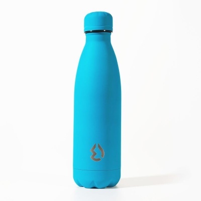 Garrafa de água reutilizável azul com tampa e logótipo prateado