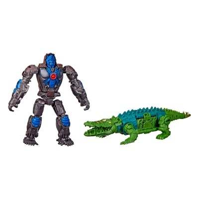 Action figure cinzenta e azul ao lado de crocodilo verde em fundo branco