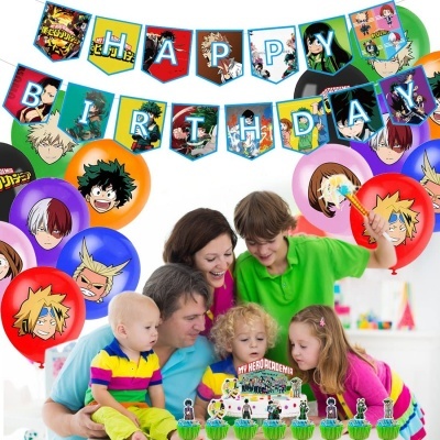 Decoração aniversário My Hero Academia com bandeirolas e balões coloridos, crianças e adultos juntos com bolo e cupcakes
