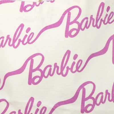 Tecido branco com padrão repetido da palavra 'Barbie' em rosa