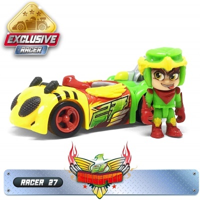 Carrinho de corrida amarelo e verde com figura animada de capacete verde