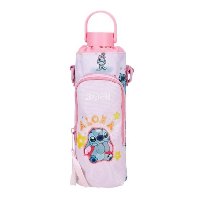 Garrafa de água rosa com capa lilás com estampa Stitch e palavra ALOHA.