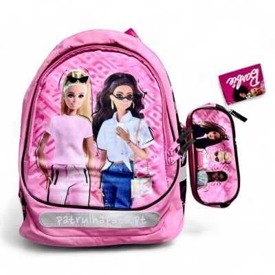Mochila rosa com ilustração de duas personagens femininas e bolsa anexa com etiqueta Barbie