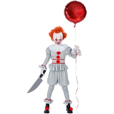 Criança com fantasia de palhaço cinzenta com botões vermelhos e cabelo laranja segurando balão e faca de brinquedo