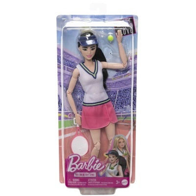 Boneca Barbie vestida para ténis em embalagem com fundo de estádio e texto Barbie