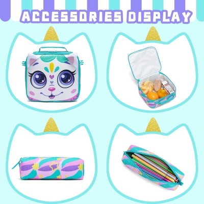 Conjunto de acessórios estilo unicórnio com lancheira e estojo colorido em fundo azul claro.