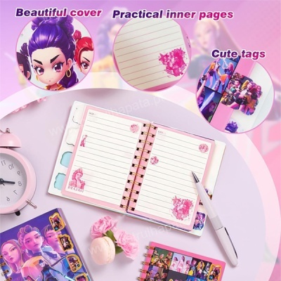 Agenda rosa com personagens femininas, caneta branca e relógio rosa em fundo rosa