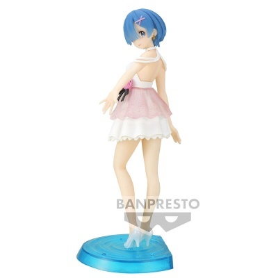 Figura colecionável de personagem com vestido branco e rosa, cabelo azul