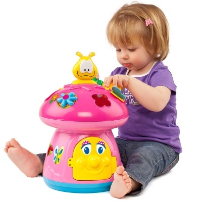 Brinquedo cogumelo cor-de-rosa com criança a brincar