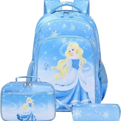 Conjunto azul claro com mochila, estojo e lancheira decorados com princesa loira e flocos de neve