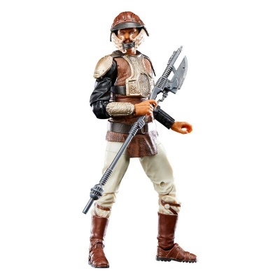 Figura de ação masculina com armadura castanha e bege e capacete, segurando uma arma longa