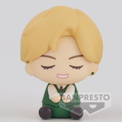 Figura chibi loira vestindo roupa verde sentada com as pernas cruzadas