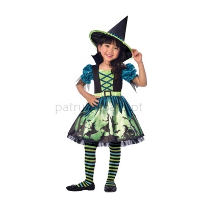 Criança vestida com fantasia de bruxa verde e preta com chapéu e meias riscas.