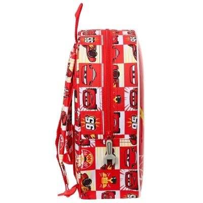 Mochila infantil vermelha estampada com carros e número 95 vista de lado