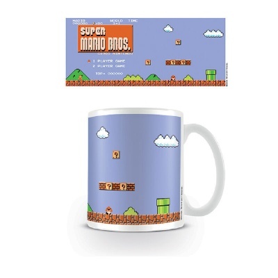 Caneca branca com estampa do jogo Super Mario Bros. em fundo azul com blocos, nuvens e cano verde.