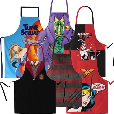 Cinco aventais com desenhos de personagens de desenhos animados e filmes