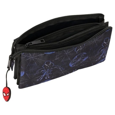 Estojo escolar preto com padrão do Homem-Aranha e pingente vermelho da máscara do Homem-Aranha.