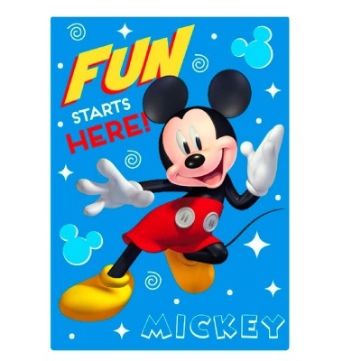 Cartaz azul com personagem Mickey Mouse e texto 'FUN STARTS HERE!'