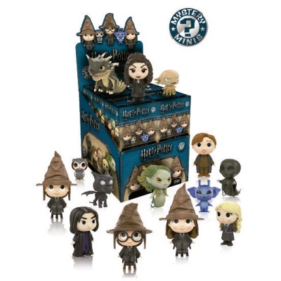 Miniaturas colecionáveis Harry Potter em caixa azul com personagens e criaturas mágicas