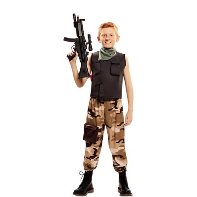 Menino com colete tático preto e calças camufladas segurando réplica de arma