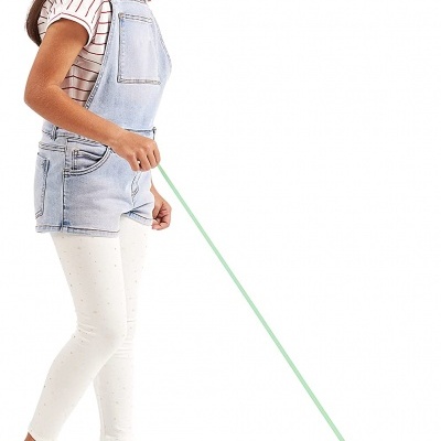 Menina com jardineira de ganga a puxar brinquedo porquinho cor-de-rosa