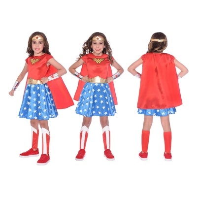 Fato de criança de super-heroína com capa vermelha, saia azul com estrelas, cinto dourado e ténis vermelhos.