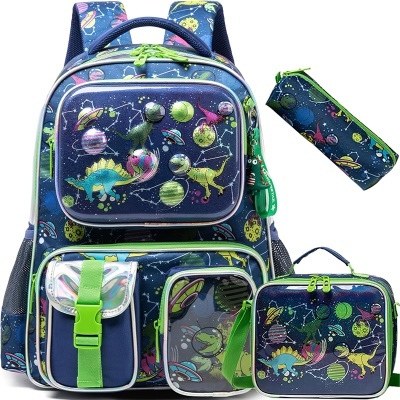 Mochila azul com padrão de dinossauros e planetas, estojo e lancheira combinando