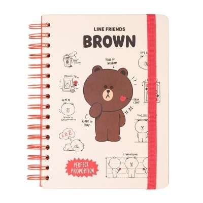 Caderno espiralado LINE FRIENDS BROWN com personagem urso castanho e elástico vermelho