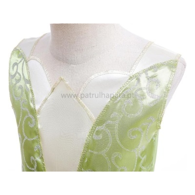 Detalhe de vestido verde e branco com padrão arabescos num manequim