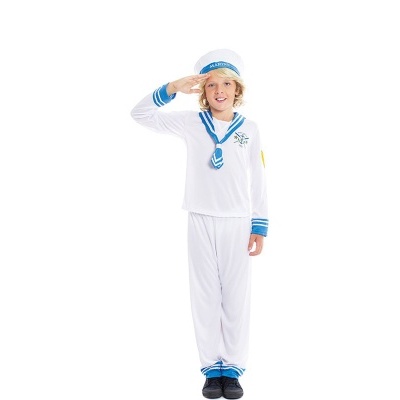 Criança vestida com fato de marinheiro branco e azul com chapéu