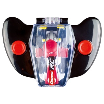 Comando preto para carro RC com botões vermelhos e carro vermelho visível sob tampa transparente