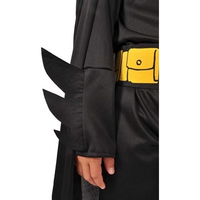 Fato preto com espinhos na manga e cinto amarelo com bolsos desenhados