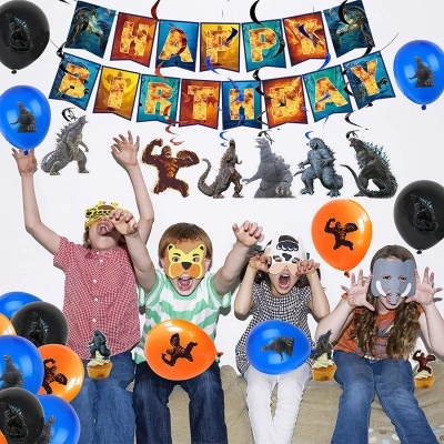 Festa de aniversário com crianças com máscaras de animais e balões coloridos com tema de monstros