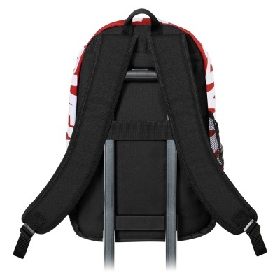 Mochila preta com alças em carrinho metálico