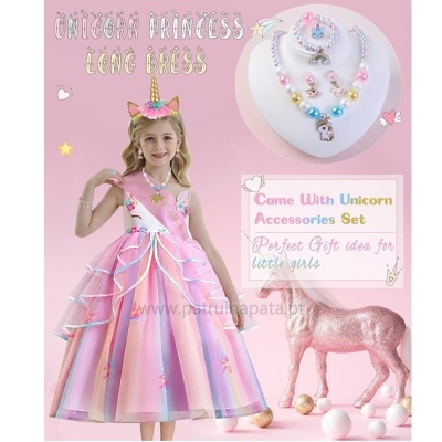 Vestido longo para crianças em tons pastel com acessórios de unicórnio e fundo rosa