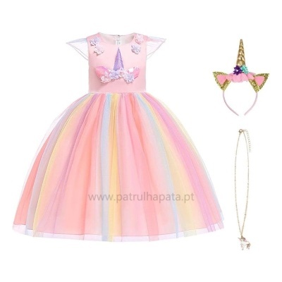 Vestido infantil rosa com tule colorido em tons pastel com acessórios de unicórnio.