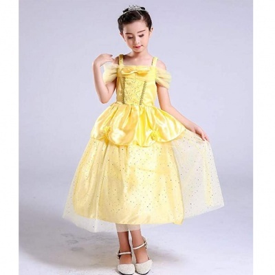 Menina com vestido amarelo de princesa e tiara