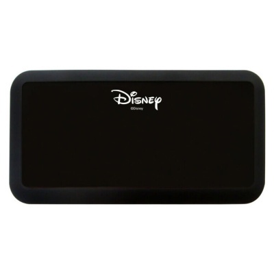 Tapete preto com logótipo Disney branco no centro