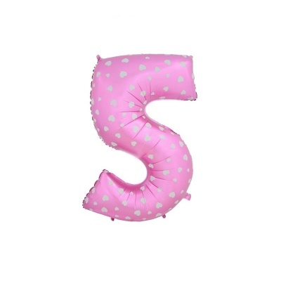Balão rosa em forma do número 5 com bolinhas brancas