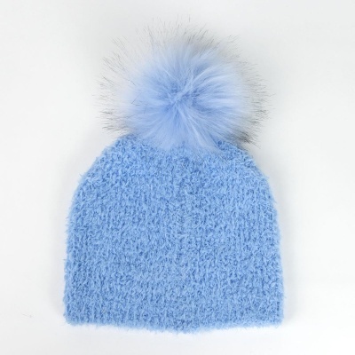 Gorro azul claro com pompom peludo