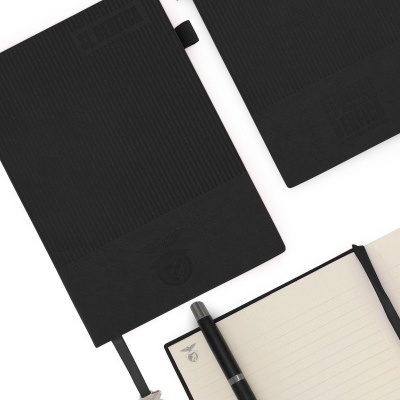 Dois cadernos pretos com texturas e o texto SL BENFICA, caneta preta e página interna com linhas