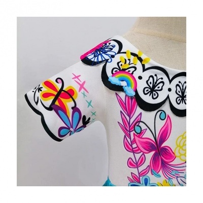 Vestido infantil colorido com estampado de borboletas e flores