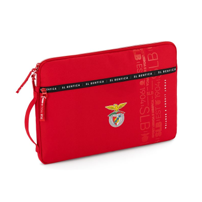Mala vermelha tipo envelope com brasão do SL Benfica e texto SL BENFICA.