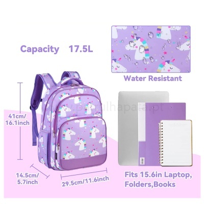 Mochila lilás com padrão de unicórnios brancos coloridos, à prova de água, com dimensões e capacidade mostradas.