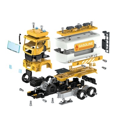 Modelo desmontado de camião de brinquedo amarelo, branco e preto com etiqueta GASOLINE